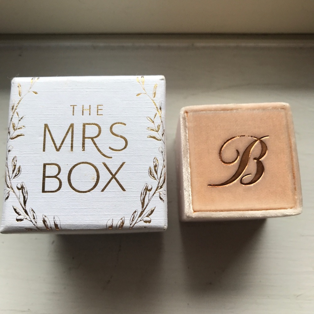 The Mrs. Box double ring box in pink “B”